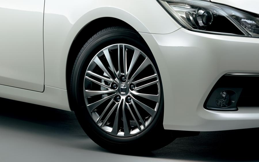 Колеса Toyota Crown Hybrid Royal Saloon Black Style (S210) 2014 года  (фото 2 из 5)